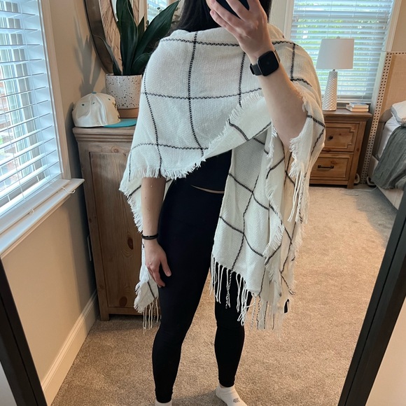 Women’s Wrap Shawl - Picture 3 of 9